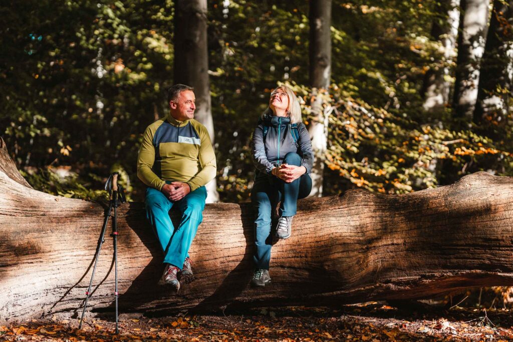 wanderer-pause-baumstamm-elm-sebastian-petersen-philigran-studio